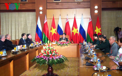 ລັດຖະມົນຕີວ່າການກະຊວງປ້ອງກັນປະເທດ ຕ້ອນຮັບຄະນະອະດີດນັກຮົບລັດເຊຍ ແລະ ເບລາຣຸດ